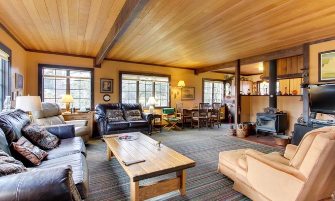 Downtown Cannon Beach Maison | Historic Haystack Cabin