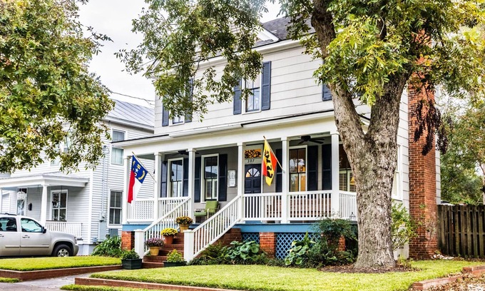 New Bern Maison | Historic Heath House steps from the Neuse River