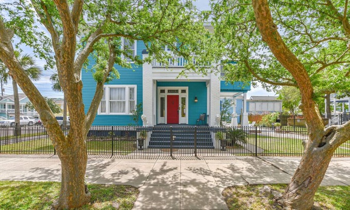 Galveston Maison | Historic home close to Beach and Downtown