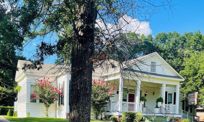 Highland Historic District Maison | Historic home near Military Base/Colleges & 10 min to LA Boardwalk/sleeps 16-18.