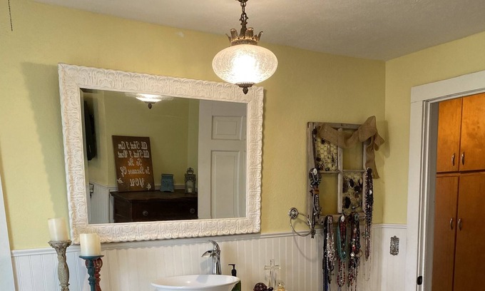 Thomas Maison | Historic Home with hard wood and charm room for the entire family.