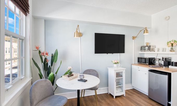 Palm Beach - West Palm Beach Hôtel | Historic hotel studio 2 blocks from beach with on-site pool and veranda