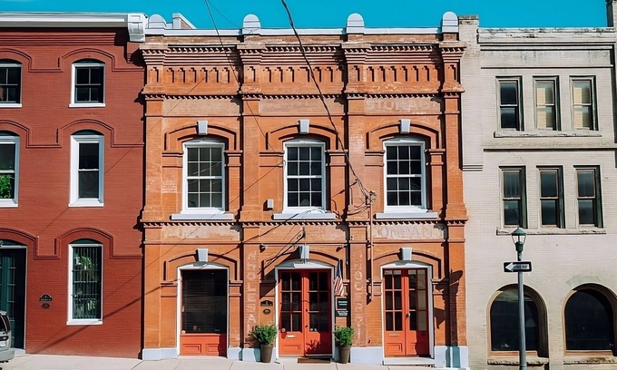 Staunton Hôtel | Historic Hotel w/ Modern Comfort | 3 Relaxing Units Ideal For Family Stay