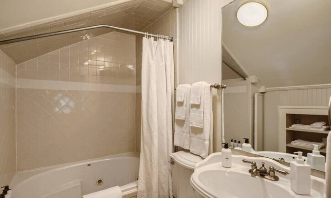 Old East Dallas Maison | Historic Junius:4 rooms + 2 Casitas