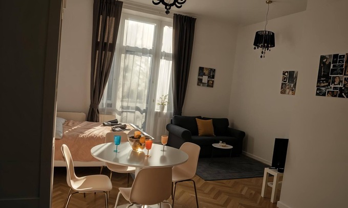 Kleparz Appartement | Historic Krakow Studio: Balcony, Kitchenette & Walk to Attractions
