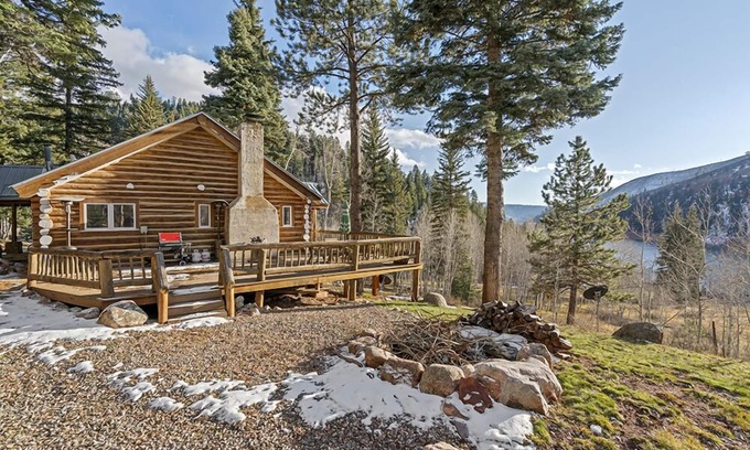 Durango - Purgatory Maison | Historic Log Cabin, Incredible Lake Views, Pet Friendly!