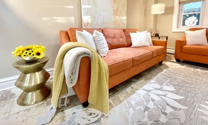 Downers Grove Appartement | Historic Majestic Tudor - Corporate Executive suite