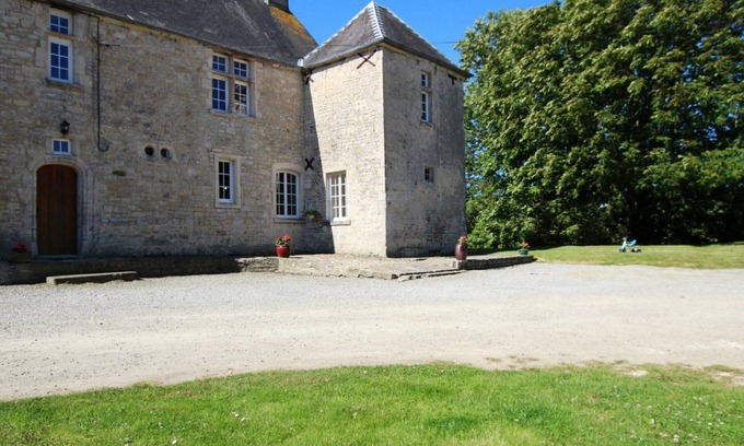 Orglandes Cottage | Charmant Manoir avec Jardin Clos, Cheminée, et Proche Plages du Débarquement