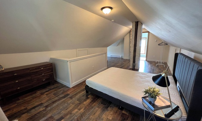 South Berwick Maison | Historic Newly Renovated 3-bedroom Townhome with WiFi, AC Downtown South Berwick
