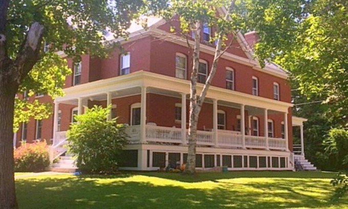 Portland Maison | Historic Officer's Quarters House on Great Diamond Island Near Beaches