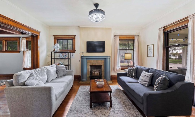 Downtown Toledo Maison | Historic Old West End Entire Home - 4 Bedrooms next to Arboretum