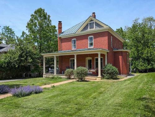 Harpers Ferry Maison | Historic Queen Anne Family Home w Modern Comforts