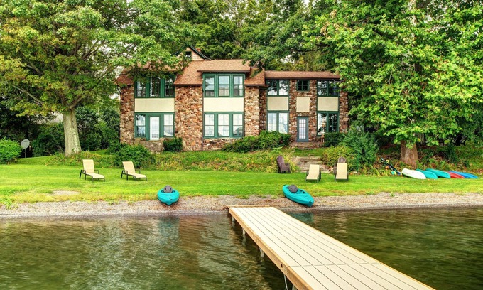 Moravia Maison | Historic Samuel Hopkins Adams 6bd/4 bath- Level lakefront Home sleeps 14!