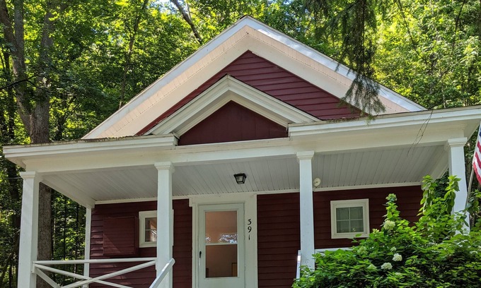 Fishs Eddy Maison | Historic schoolhouse - disconnect from technology