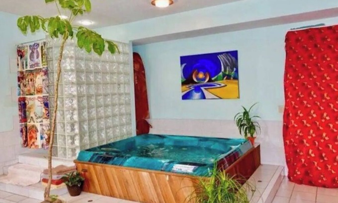 Springfield Maison | Historic skatepark w/ Hot Tub located near Abe Lincoln's home!