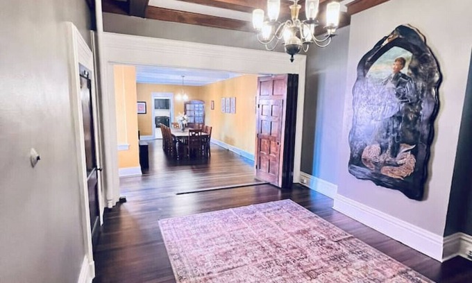 South Side Flats Appartement | Historic South Side Sanctuary