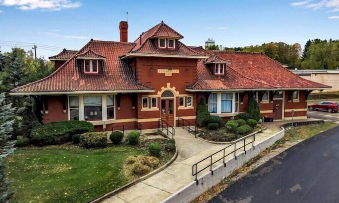 Springville Appartement | Historic Springville Train Station 2-Bedroom Hotel Apartment With Private Patio