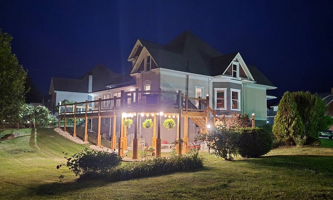 Fries Maison | Historic Victorian New River views w/easy New River Trail access