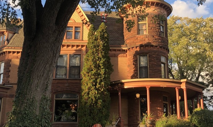 West Main HIll Maison | Historical Landmark yesteryear Queen Anne Victorian Castle