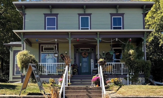 Le Claire Maison | Historical riverfront home in beautiful LeClaire. Kid and pet friendly!