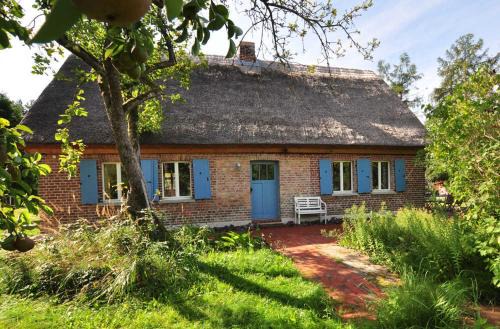 Bellin Maison | Historisches Reetdachhaus mit Bauwagen und großem Obstgarten