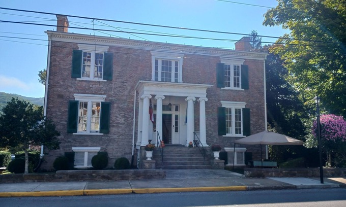 Franklin Lit Et Petit-Déjeuner | Charming 1-bedroom B&B Suite with WiFi and AC in Franklin, WV.