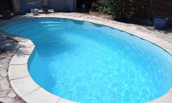 Saint-Hippolyte Maison | Holiday Home 'Avec Piscine 12 Personnes' with Private Pool, Shared Terrace and Wi-Fi
