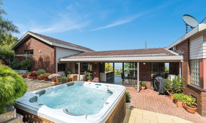 Howrah Maison | Hobart Panoramic View with Spas - 2 mins from Howrah Beach