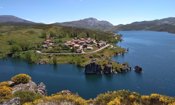 Cardano de Abajo Maison | Hobbit House (bioclimatic and half-buried with green cover).