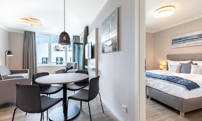 Alt-Travemunde/Ronnau Appartement | Hochwertiges Apartment in Ostseenähe mit Sonniger Loggia und Hauseigenem SPA