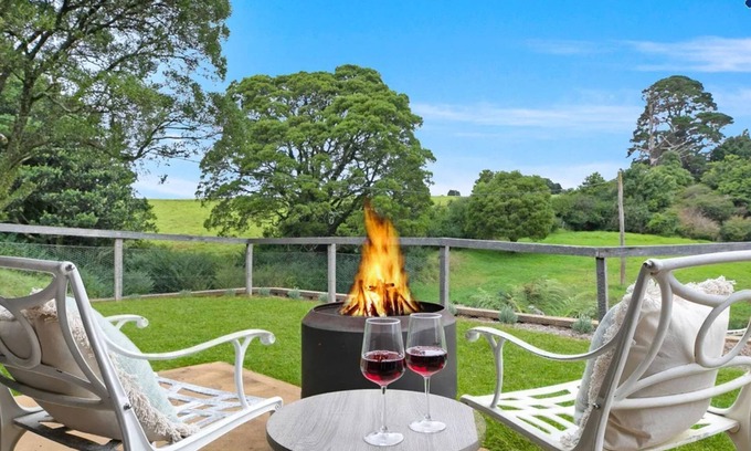 Robertson Maison | Hoddle Lane – rural views, fireplace and air conditioning
