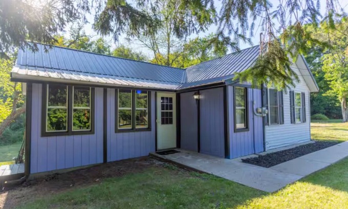 Norton Shores Maison | Hoffmaster Hideaway~ Near Hoffmaster State Park ~Pet Friendly~ Golf Course