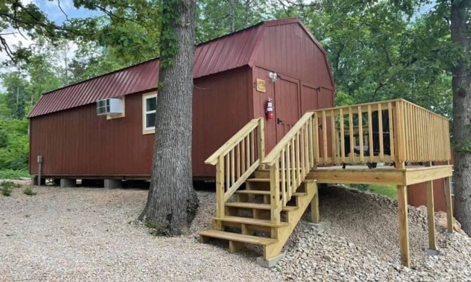 Eminence Cabine | Hogan's Hideout Garage Apartment, cozy, private Cabin