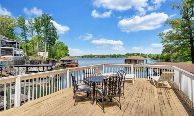Huddleston Maison | Hokie Hideaway - SML