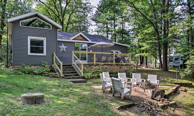 Holcombe Cottage | NOUVEAU! Holcombe Lakefront Cottage - Fishing & Dock!