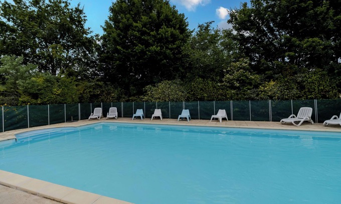 La Boissiere-d’Ans Maison | Holiday Home 'La Barge' with Shared Pool, Private Terrace and Wi-Fi