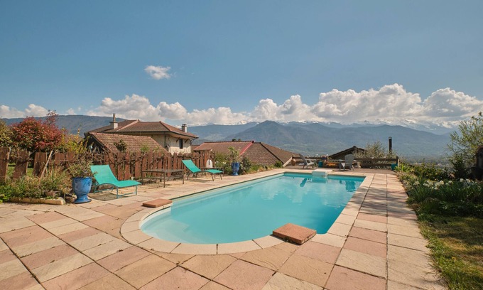 Saint-Vincent-de-Mercuze Maison | Maison de vacances 'Saint Vincent De Mercuze' avec vue sur la montagne, piscine privée et Wi-Fi