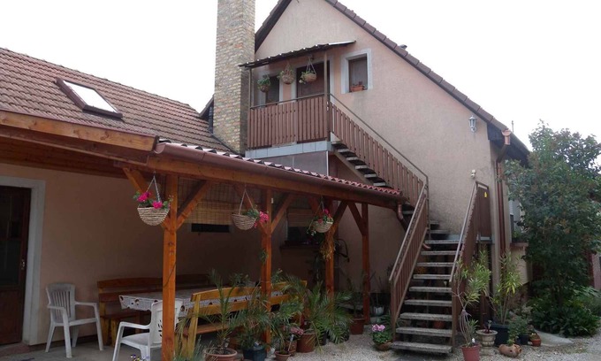 Balatonszentgyoergy Appartement | Appartement de vacances avec balançoires, bac à sable et pataugeoire