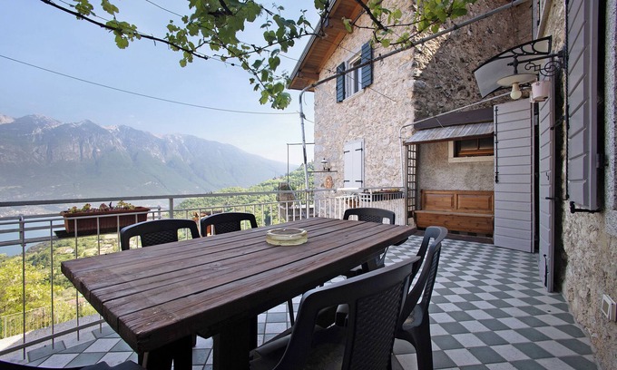 Tremosine Appartement | Appartement de vacances Casa Oliva avec vue sur le lac, balcon et Wi-Fi.