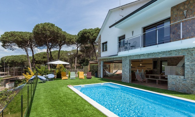Llinars del Valles Appartement | Holiday Apartment "Armonia Superior, Comparte Exterior" with Mountain View, Shared Pool & Wi-Fi