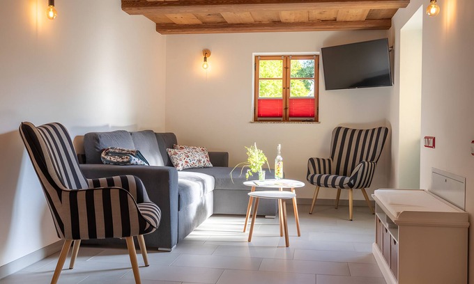 Bertsdorf Appartement | Holiday Apartment 'Lausche' with Private Terrace and Wi-Fi