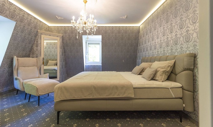 Bad Urach Appartement | Holiday Apartment 'Romance in the Castle' with Mountain View
