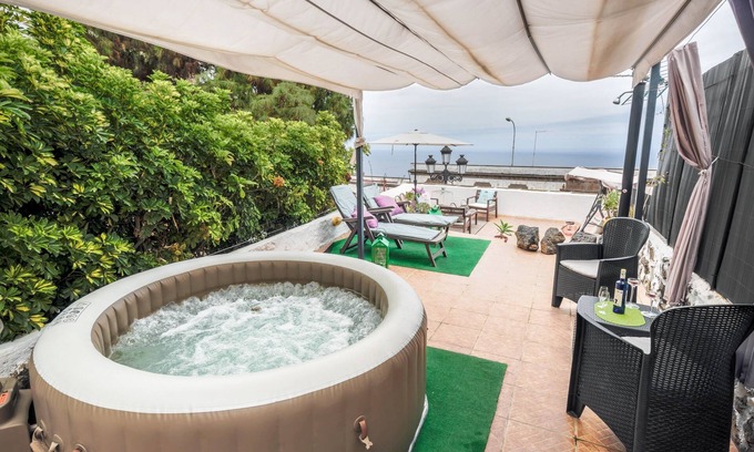 El Guincho Maison | Appartement de vacances "Casa Amparo" avec terrasse, vue sur l'océan, bain à remous et Wi-Fi