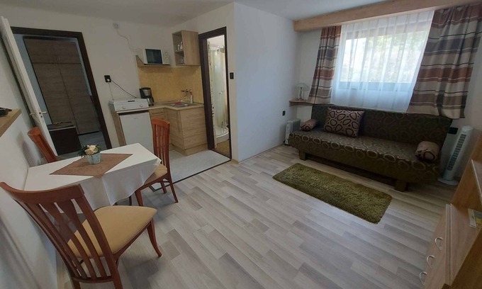 Balatonszarszo Appartement | Appartement de vacances avec un grand jardin, internet et barbecue
