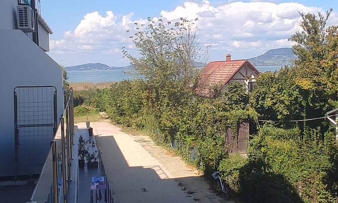 Balatonfenyves Appartement | Appartement de vacances avec un mobilier moderne au bord de l'eau, avec climatisation