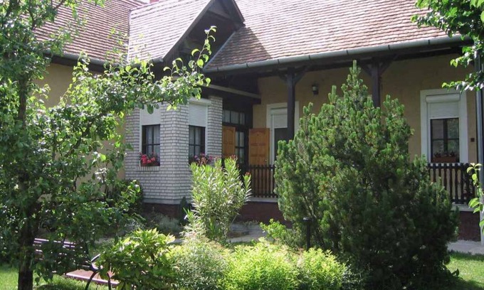 Balatonszabadi Appartement | Holiday apartment with garden and quiet location