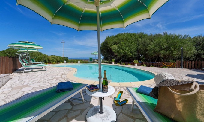 Aglientu Appartement | Appartement de vacances "Casa Ginepro" avec vue sur la mer, piscine partagée et Wi-Fi