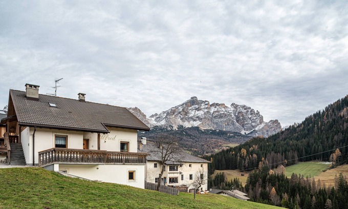 La Villa Appartement | Appartement de vacances 'Ciasa Alfred' avec vue sur les montagnes, Wi-Fi et balcon