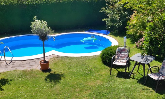 Welschneudorf Appartement | Holiday Apartment 'Uschi' with Pool, Shared Garden and Wi-Fi