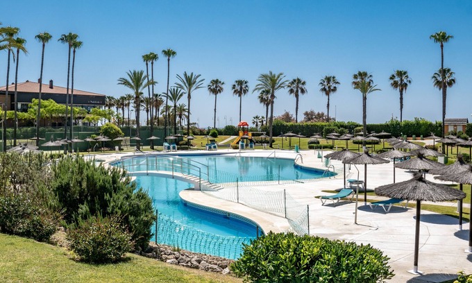 Isla Cristina Appartement | Appartement de vacances "Kiko Las Americas" avec vue sur la mer, piscine partagée et terrasse.